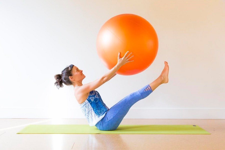 yoga-ball_01-1 Vì sao Yoga Ball rất tốt cho mẹ bầu và dân văn phòng ? 1