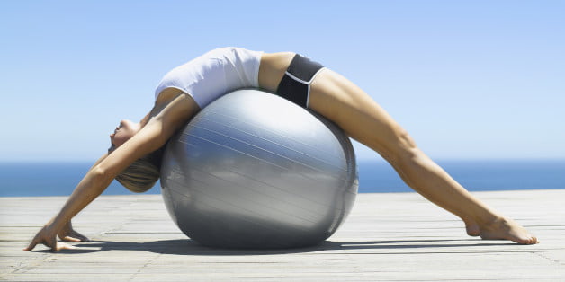 yoga-ball_02 Vì sao Yoga Ball rất tốt cho mẹ bầu và dân văn phòng ? 2
