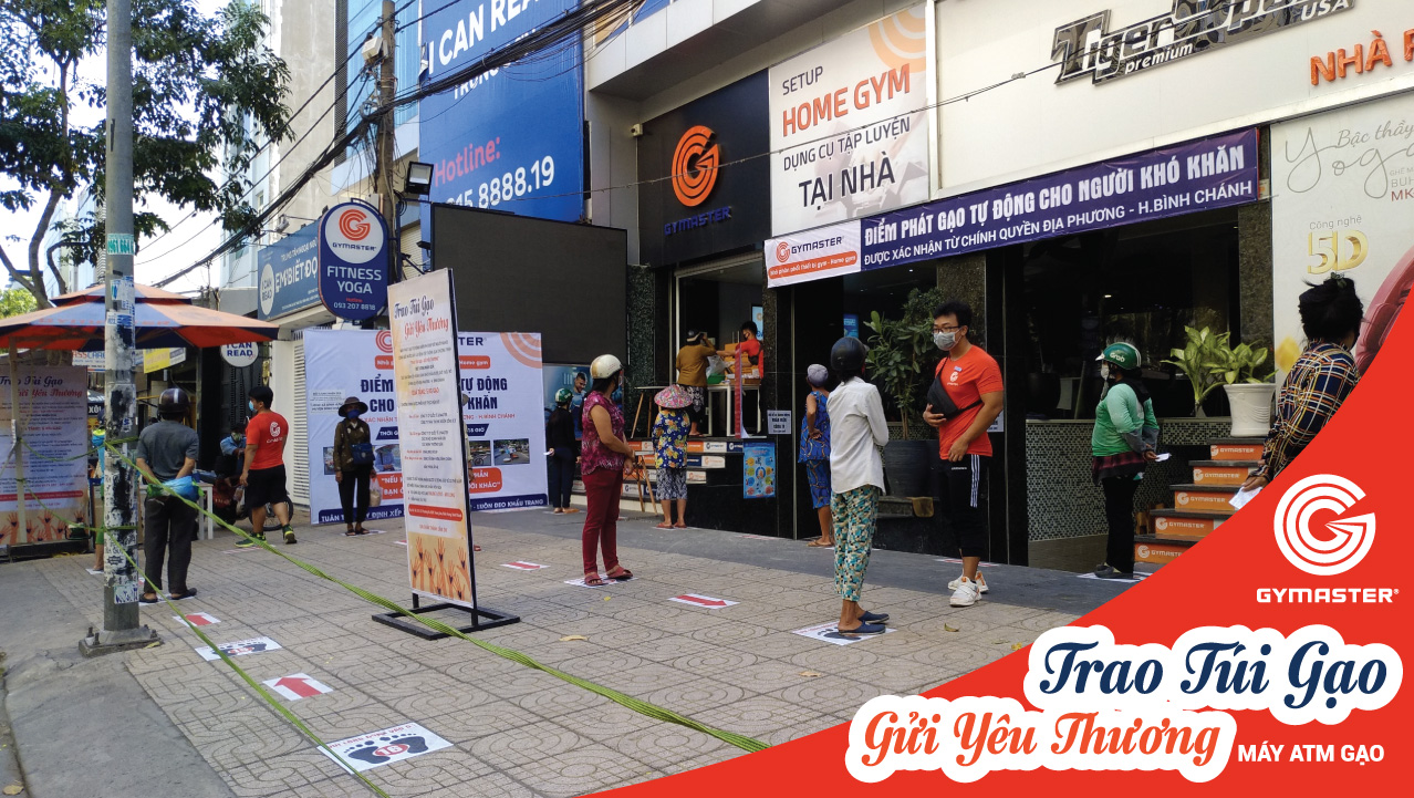 BÀ CON VUI MỪNG NHẬN QUÀ TỪ MÁY ATM GẠO TẠI GYMASTER 4