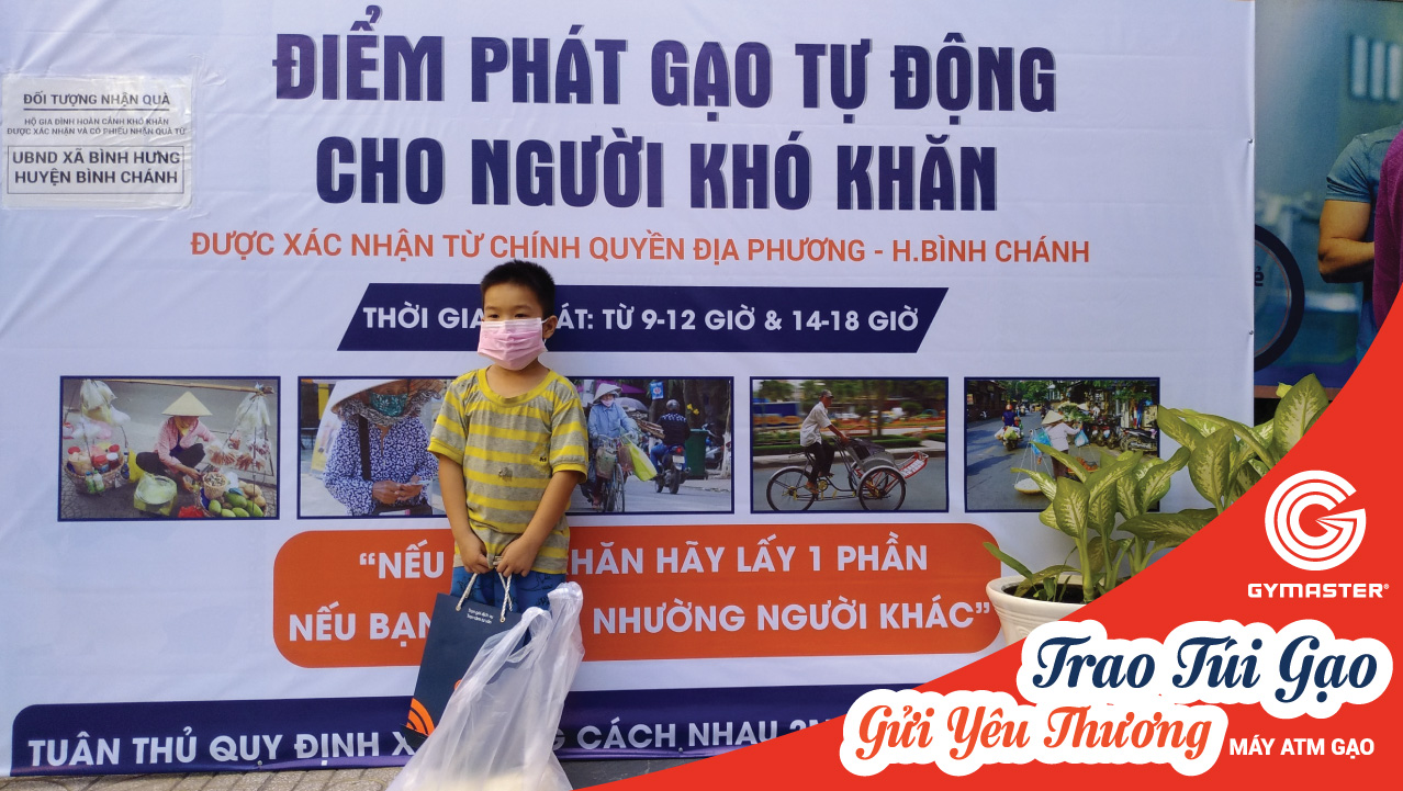 BÀ CON VUI MỪNG NHẬN QUÀ TỪ MÁY ATM GẠO TẠI GYMASTER 2