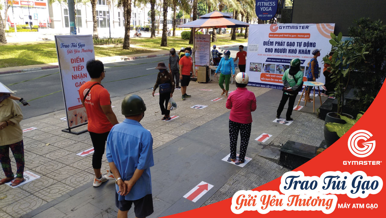 BÀ CON VUI MỪNG NHẬN QUÀ TỪ MÁY ATM GẠO TẠI GYMASTER 1