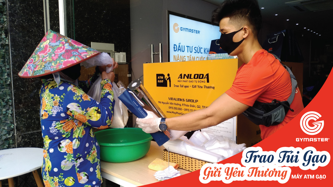 BÀ CON VUI MỪNG NHẬN QUÀ TỪ MÁY ATM GẠO TẠI GYMASTER 6