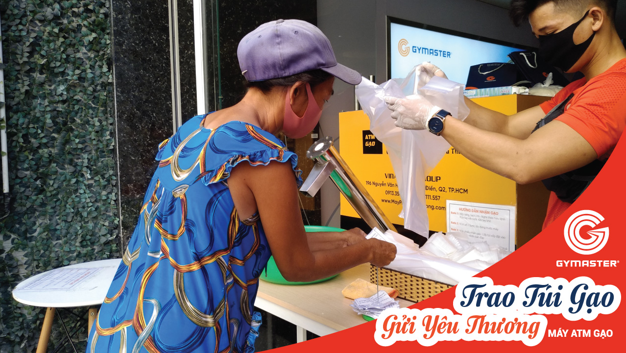 BÀ CON VUI MỪNG NHẬN QUÀ TỪ MÁY ATM GẠO TẠI GYMASTER 7