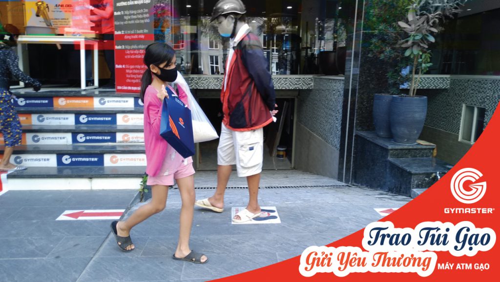BÀ CON VUI MỪNG NHẬN QUÀ TỪ MÁY ATM GẠO TẠI GYMASTER 10