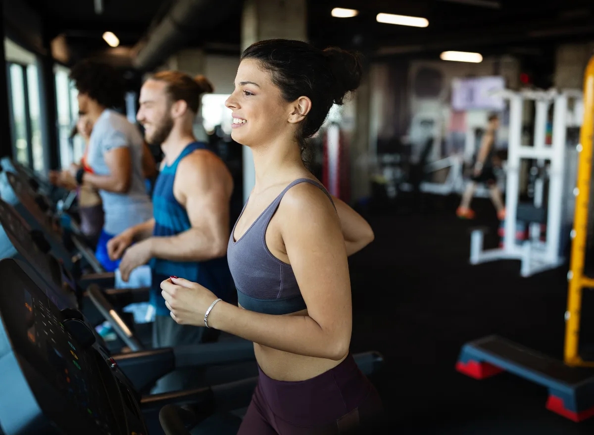 máy chạy bộ phòng gym)