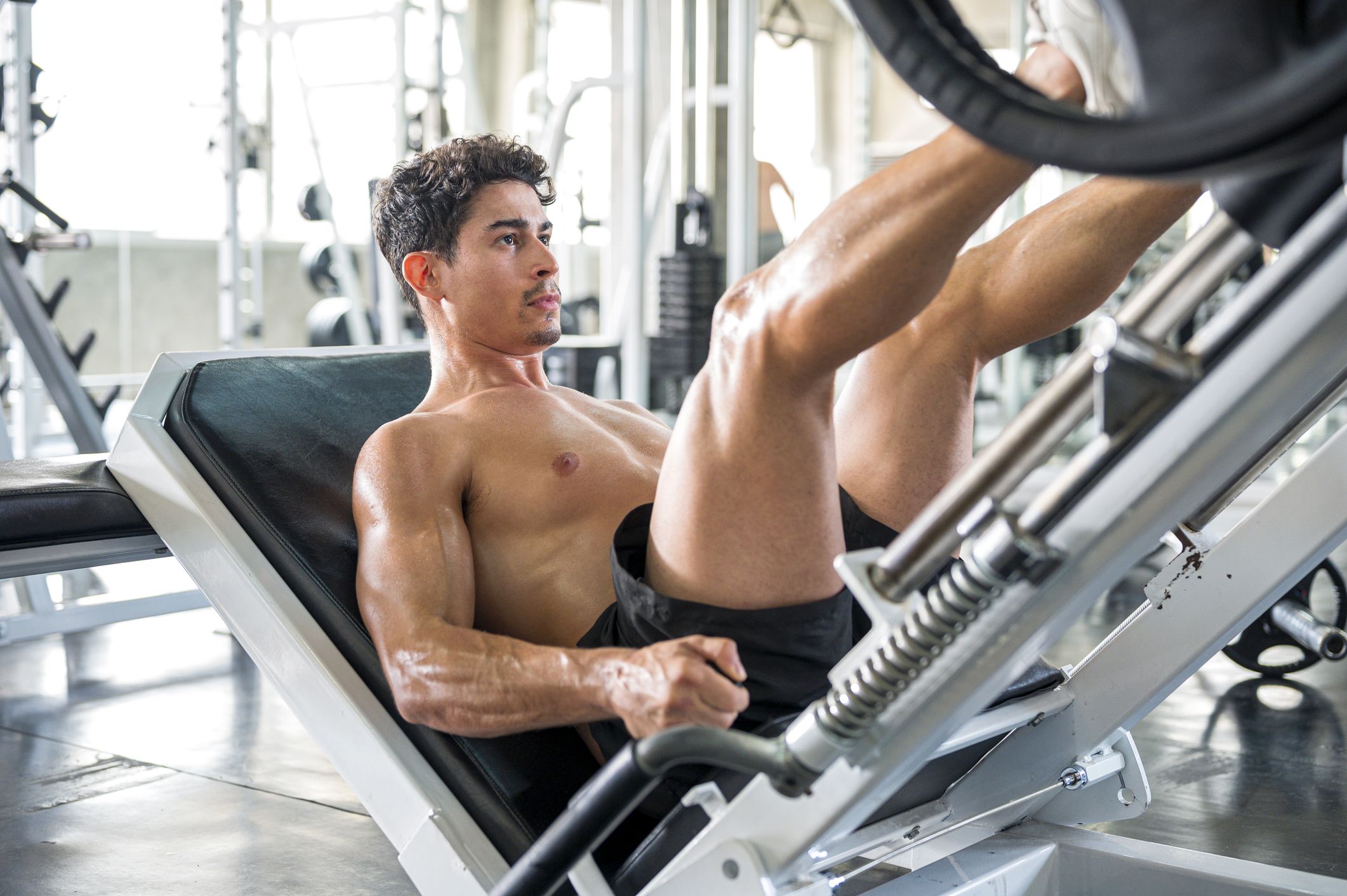 11 Bài Tập Chân Tại Phòng Gym Cho Mọi Cấp Độ 2 11 Bài Tập Chân Tại Phòng Gym Cho Mọi Cấp Độ 2