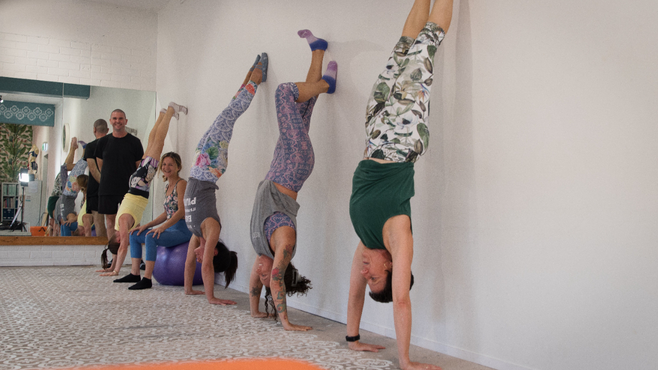 Pilates Với Tường Là Gì? Có Tự Tập Ở Nhà Được Không? 2 Pilates Với Tường Là Gì? Có Tự Tập Ở Nhà Được Không? 2