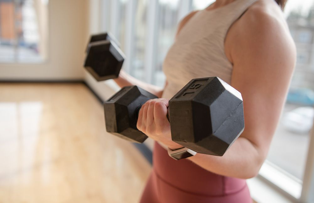 9 Bài Tập Thân Trên Cho Nữ Tại Phòng Gym Hiệu Quả 4