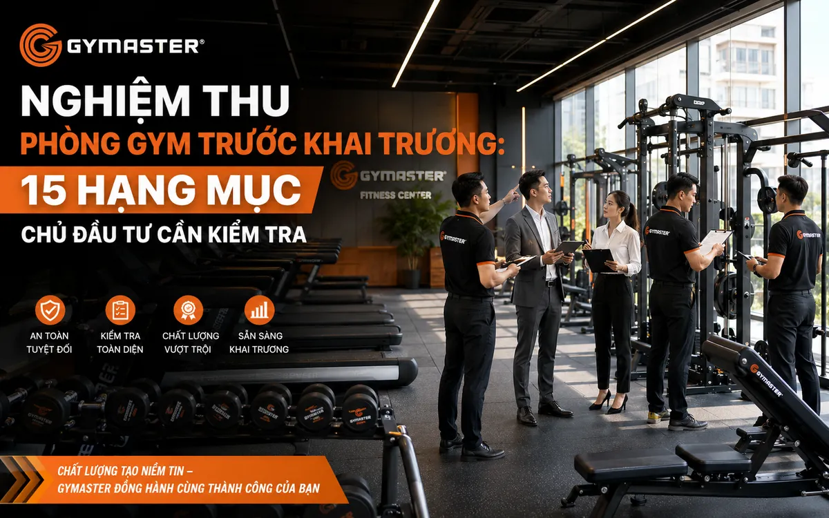 Hình ảnh tổng quan về quy trình nghiệm thu phòng gym trước khai trương, với các chuyên gia của Gymaster và chủ đầu tư đang kiểm tra tỉ mỉ 15 hạng mục quan trọng, đảm bảo chất lượng và an toàn cho phòng tập.