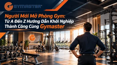 Phòng gym hiện đại và sáng sủa với khách hàng đang tập luyện trên máy chạy bộ cao cấp Spirit CT900, chủ phòng gym mỉm cười chào đón, minh họa cho người mới mở phòng gym thành công.